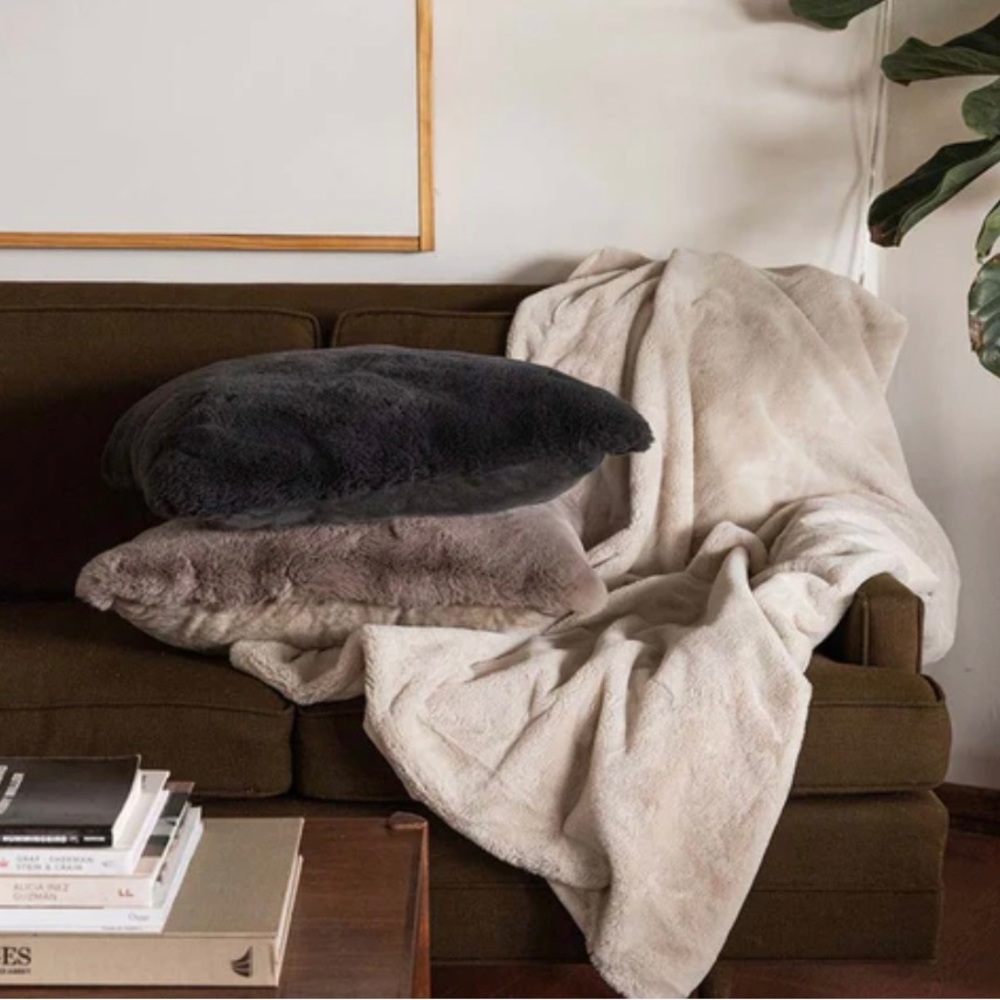 NEW UnHide L’il Marshmallow Plush Blanket in Silver Fox - Picture 4 of 7